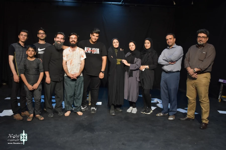 نمایش : سمفونی روی گدازه های آتشفشان تلخ /
کارگردان : کیارش کوهگیوی ، عبدالوهاب حقیقی / عکاس : زهره خانی