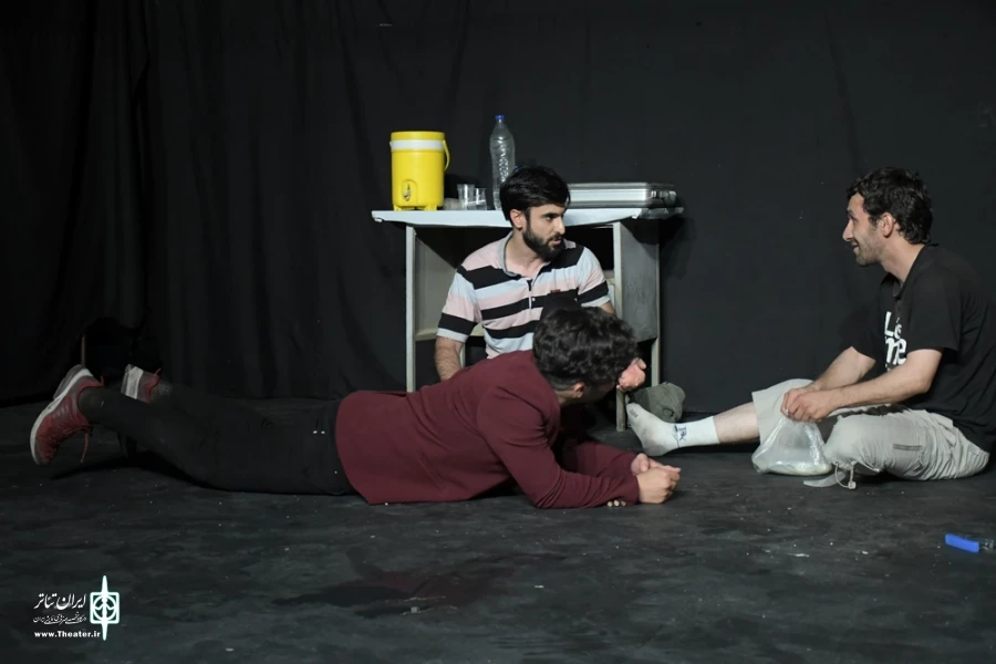 نمایش : طبقه چهارم /
کارگردان : هادی شمس / عکاس : زهره خانی