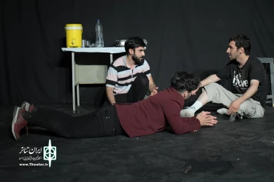 نمایش : طبقه چهارم /
کارگردان : هادی شمس / عکاس : زهره خانی