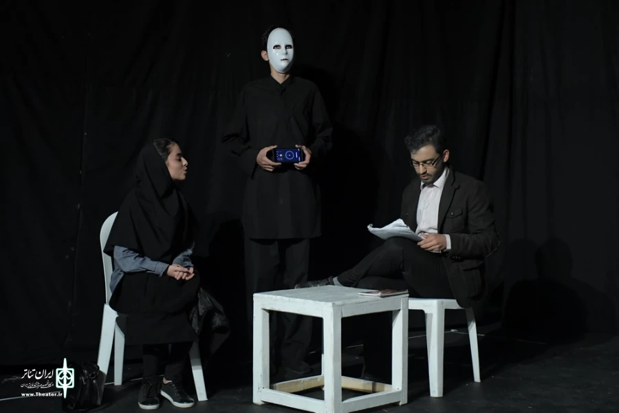 نمایش : اندولانت /
کارگردان : گروهی / عکاس : زهره خانی
