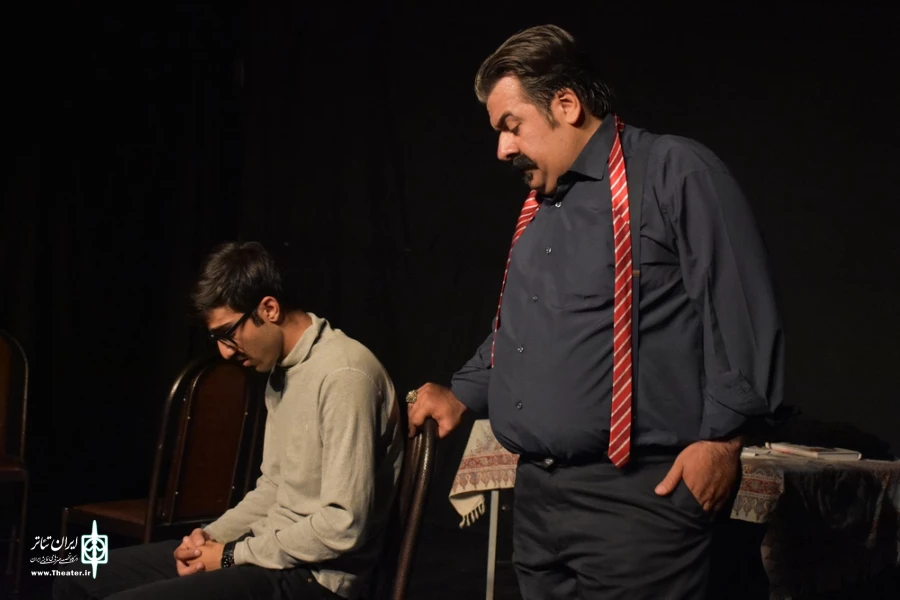 نمایش : پرواز به تاریکی /
کارگردان : داریوش پورآرین / عکاس : زهره خانی