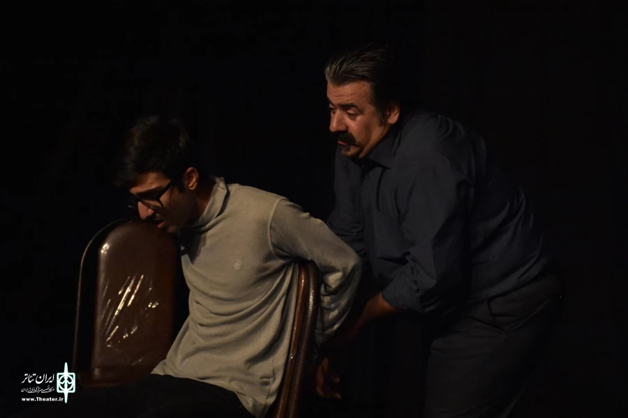 نمایش : پرواز به تاریکی /
کارگردان : داریوش پورآرین / عکاس : زهره خانی
