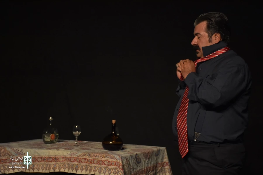 نمایش : پرواز به تاریکی /
کارگردان : داریوش پورآرین / عکاس : زهره خانی