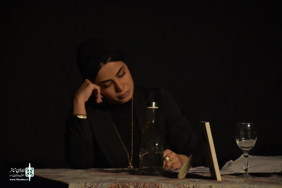 نمایش : پرواز به تاریکی /
کارگردان : داریوش پورآرین / عکاس : زهره خانی