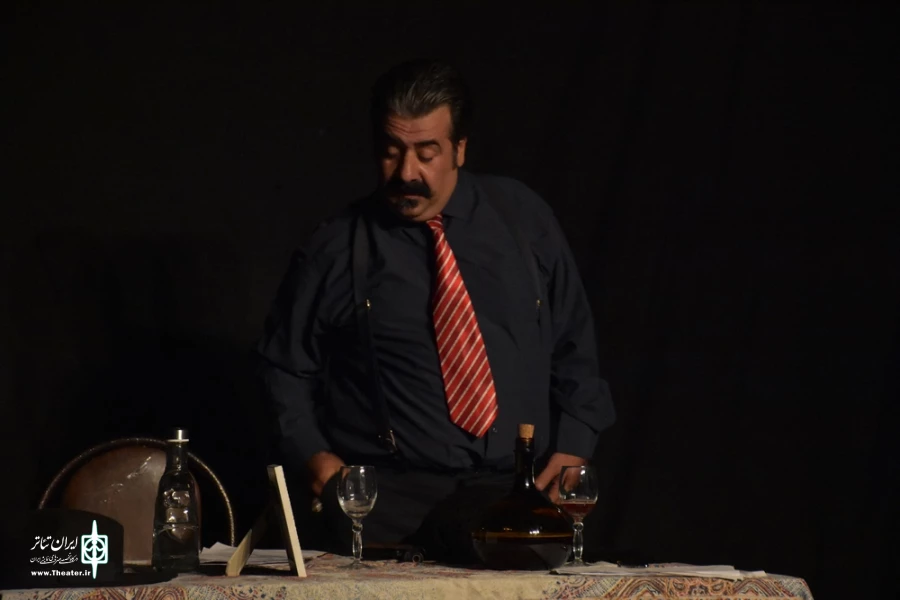 نمایش : پرواز به تاریکی /
کارگردان : داریوش پورآرین / عکاس : زهره خانی