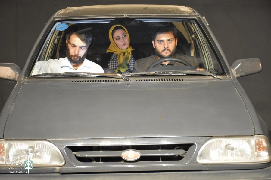 نمایش : راس ساعت پنج /
کارگردان : مهناز رودساز / عکاس : زهره خانی