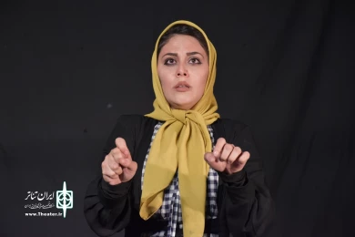 نمایش : راس ساعت پنج /
کارگردان : مهناز رودساز / عکاس : زهره خانی