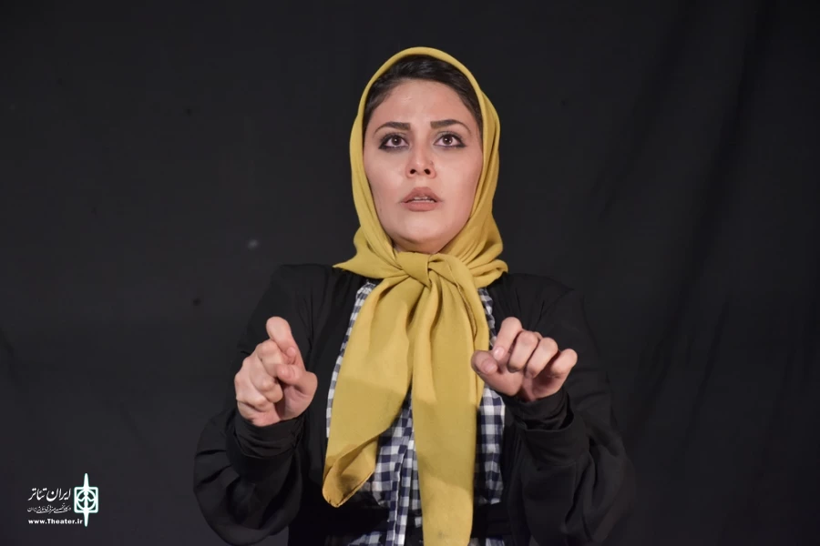 نمایش : راس ساعت پنج /
کارگردان : مهناز رودساز / عکاس : زهره خانی