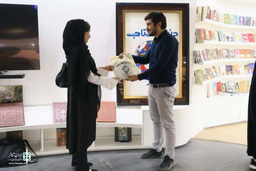 جوایز برگزیدگان سومین مسابقه ی " کتابخوان "  در استان قم تقدیم شد. 2