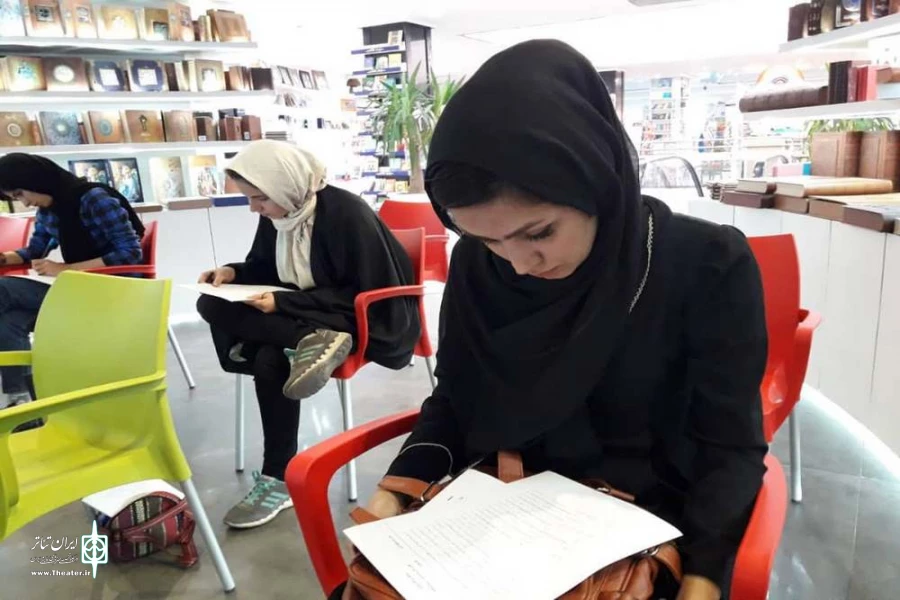 چهارمین آزمون مسابقه ی "کتابخوان "توسط انجمن هنرهای نمایشی استان قم و فروشگاه دنیای کتاب برگزارشد. 2
