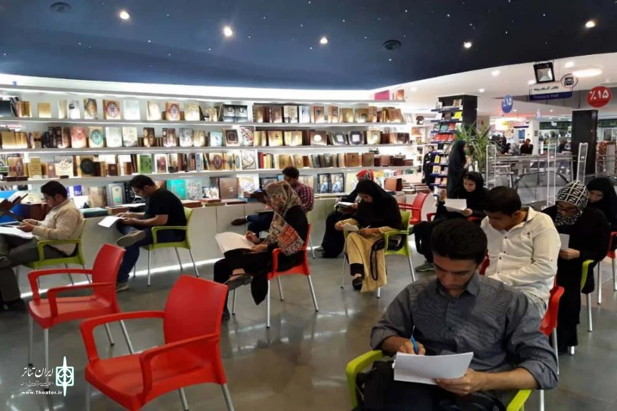 پنجمین آزمون مسابقه ی "کتابخوان " توسط انجمن هنرهای نمایشی استان قم و فروشگاه دنیای کتاب برگزارشد 4