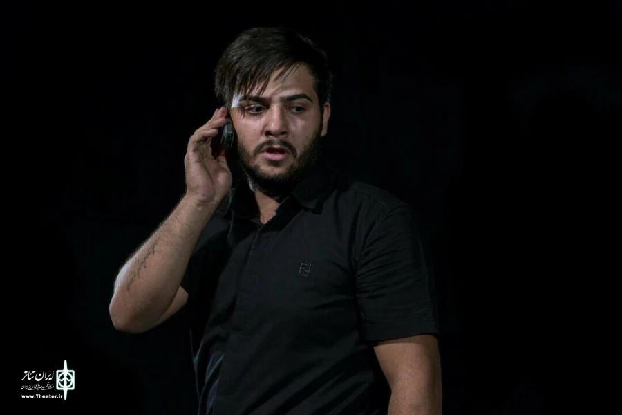 نمایش " راس ساعت پنج " در خانه نمایش ماه به روی صحنه رفت 4