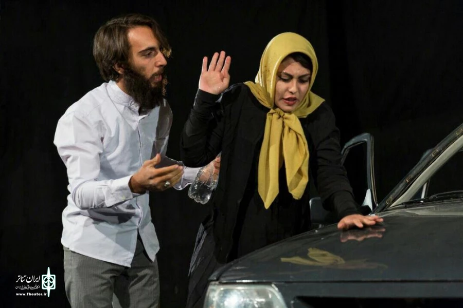 نمایش " راس ساعت پنج " در خانه نمایش ماه به روی صحنه رفت 7
