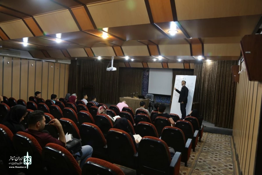 اولین جلسه ورکشاپ نشانه شناسی در تئاتر در قم برگزار شد 5
