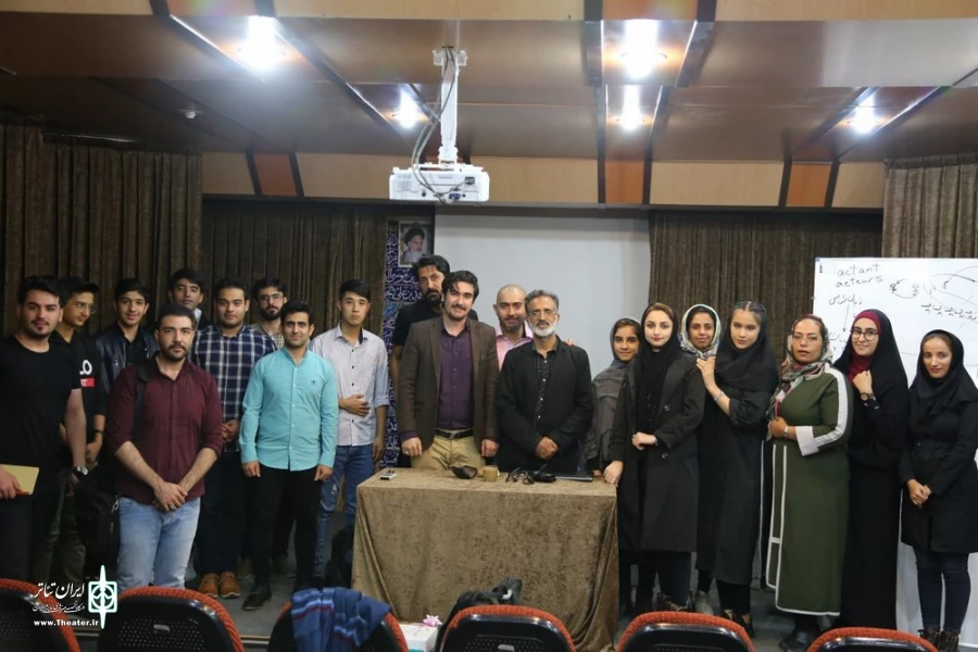 اولین جلسه ورکشاپ نشانه شناسی در تئاتر در قم برگزار شد 7
