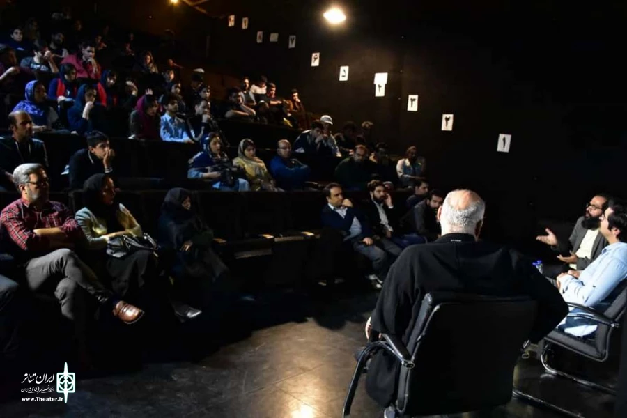 جلسه نقد و بررسی نمایش " امیر کبیر " در خانه نمایش  قم برگزار شد. 2