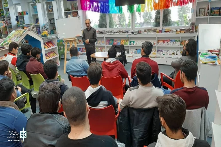 نشست تخصصی با موضوع"تئاتر و زندگی" در قم برگزار شد. 2