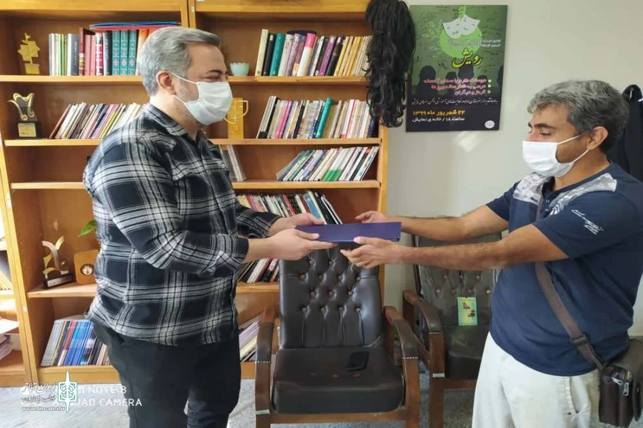 از دو نمایش برگزیده ی استان قم در جشنواره های تئاتررضوی و آفتاب و زاگرس تقدیر شد. 4