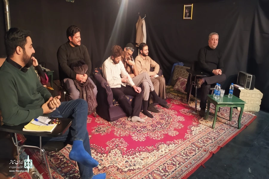 نشست آموزشی نمایش " مثل سوسوی فانوس آویخته " در پلاتوی سوره قم برگزار شد. 2