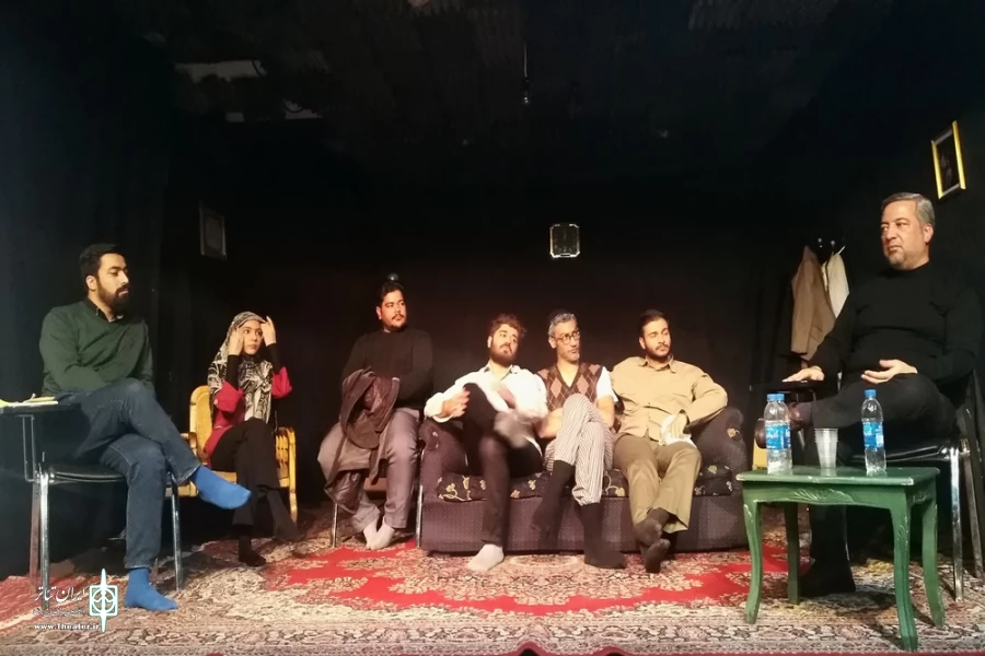نشست آموزشی نمایش " مثل سوسوی فانوس آویخته " در پلاتوی سوره قم برگزار شد. 2