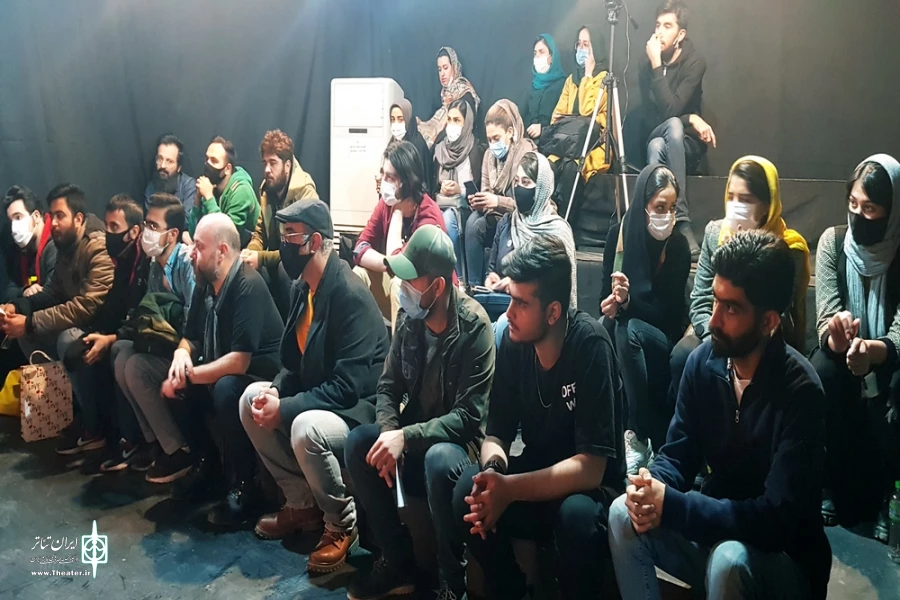 نشست آموزشی دومین اجرای نمایش " مستخدم ماشینی " در پلاتوی سوره قم برگزار شد. 2