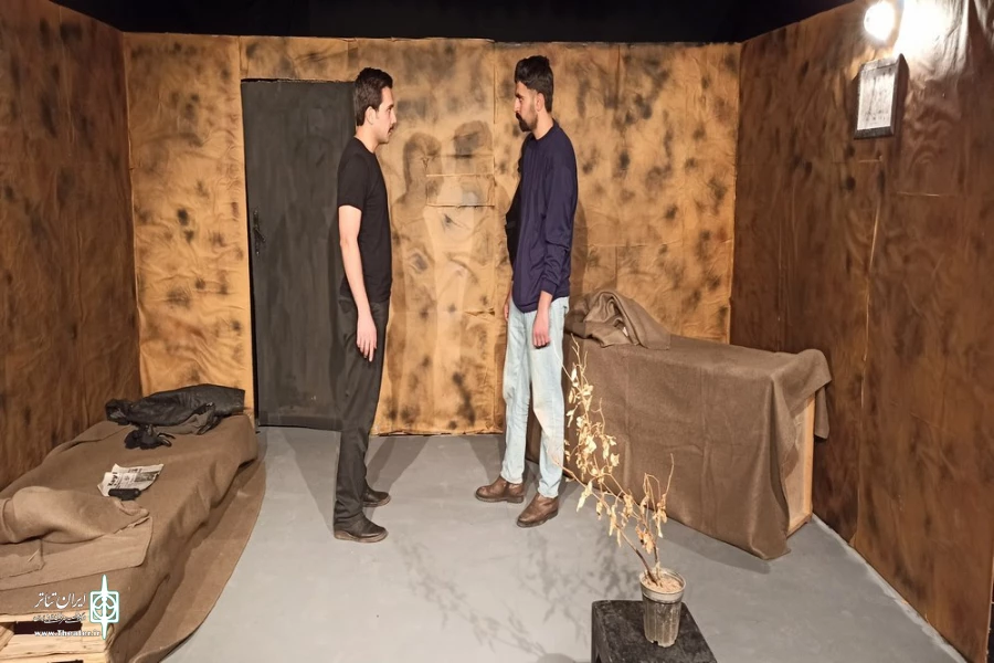 نمایش " مستخدم ماشینی " / کارگردان : حمیدرضا حسینی / پلاتو سوره حوزه هنری / دیماه99 / باشگاه تئاتر تجربه