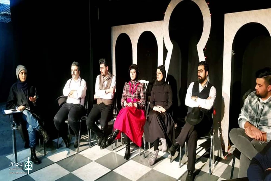 نشست آموزشی نمایش " خانه عروسک " در پلاتو سوره قم برگزار شد. 2