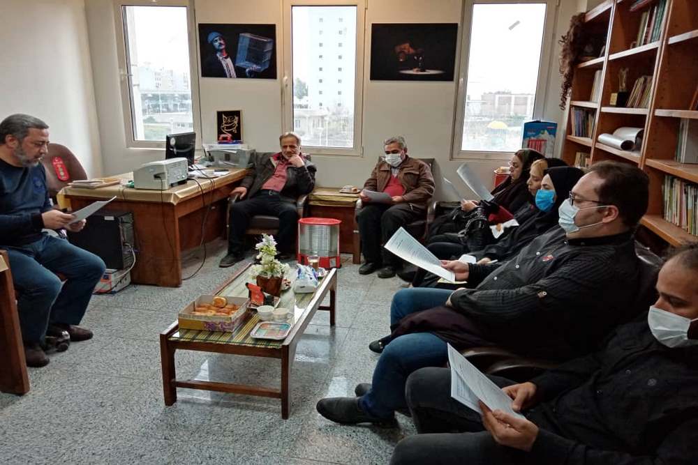 با حضور مدیران گروههای نمایشی ثبت شده استان قم
جلسه توجیهی تعیین هیات رئیسه انجمن هنرهای نمایشی برگزار شد