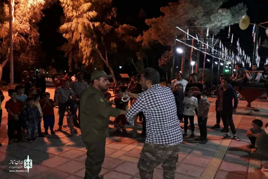 نمایش خیابانی " خواستگار " در قم به اجرا درآمد. 2