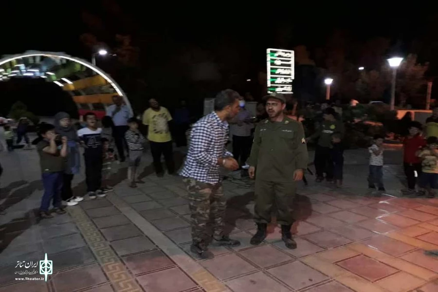 نمایش خیابانی " خواستگار " در قم به اجرا درآمد. 2