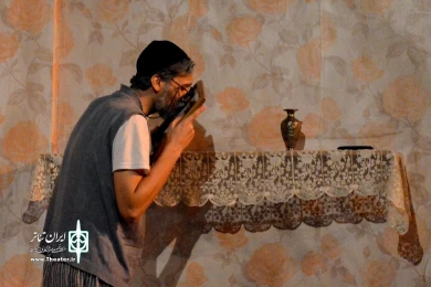 نمایش " مثل سوسوی فانوس آویخته "/کارگردان : مصطفی مقیمی/ بیست و دومین جشنواره استانی تئاتر قم/آذر 1400 / تالار شهید آوینی