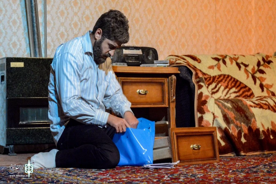 نمایش " مثل سوسوی فانوس آویخته "/کارگردان : مصطفی مقیمی/ بیست و دومین جشنواره استانی تئاتر قم/آذر 1400 / تالار شهید آوینی