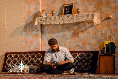 نمایش " مثل سوسوی فانوس آویخته "/کارگردان : مصطفی مقیمی/ بیست و دومین جشنواره استانی تئاتر قم/آذر 1400 / تالار شهید آوینی
