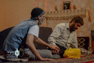نمایش " مثل سوسوی فانوس آویخته "/کارگردان : مصطفی مقیمی/ بیست و دومین جشنواره استانی تئاتر قم/آذر 1400 / تالار شهید آوینی