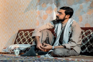 نمایش " مثل سوسوی فانوس آویخته "/کارگردان : مصطفی مقیمی/ بیست و دومین جشنواره استانی تئاتر قم/آذر 1400 / تالار شهید آوینی
