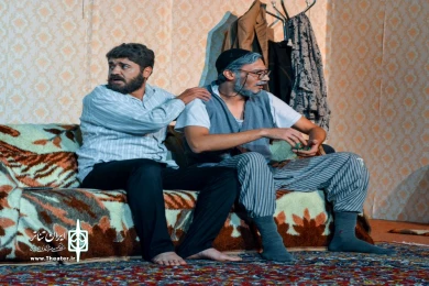 نمایش " مثل سوسوی فانوس آویخته "/کارگردان : مصطفی مقیمی/ بیست و دومین جشنواره استانی تئاتر قم/آذر 1400 / تالار شهید آوینی