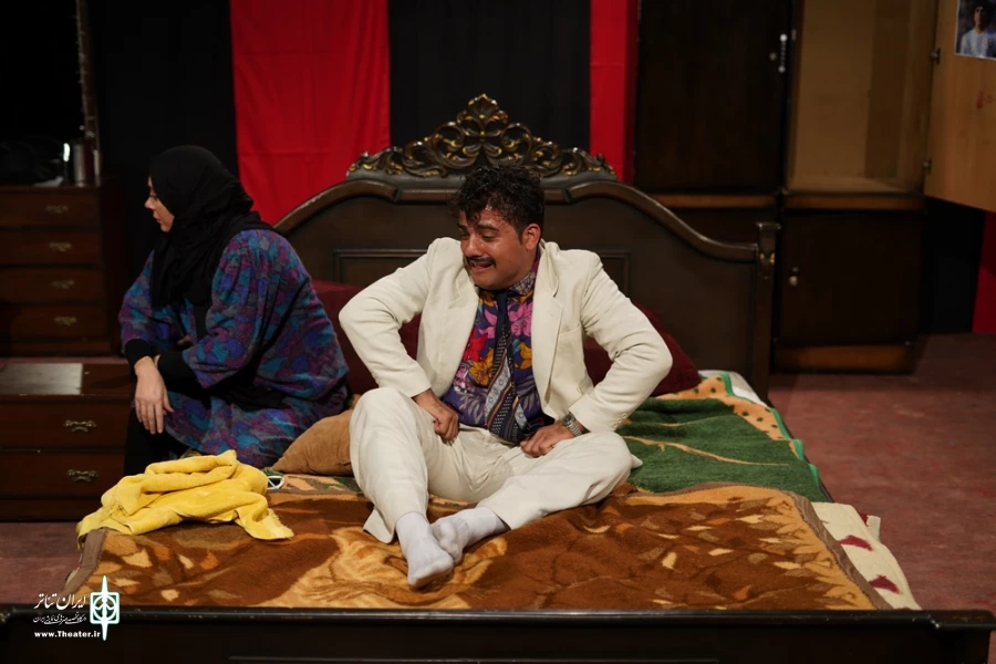 نمایش " بی همه چیز "/کارگردان : محمد کدخدازاده/بیست و دومین جشنواره استانی تئاتر قم / آذر 1400 / خانه نمایش ماه