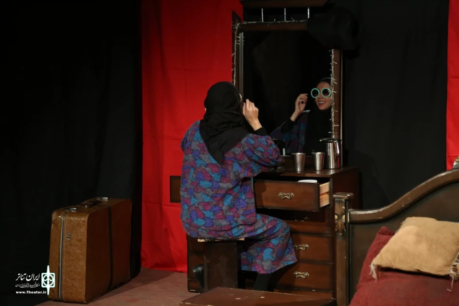 نمایش " بی همه چیز "/کارگردان : محمد کدخدازاده/بیست و دومین جشنواره استانی تئاتر قم / آذر 1400 / خانه نمایش ماه