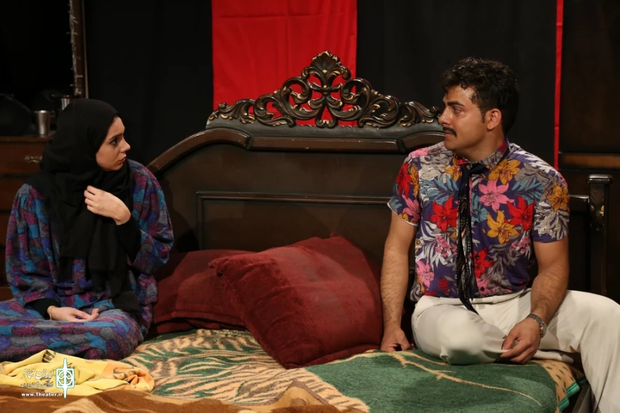 نمایش " بی همه چیز "/کارگردان : محمد کدخدازاده/بیست و دومین جشنواره استانی تئاتر قم / آذر 1400 / خانه نمایش ماه