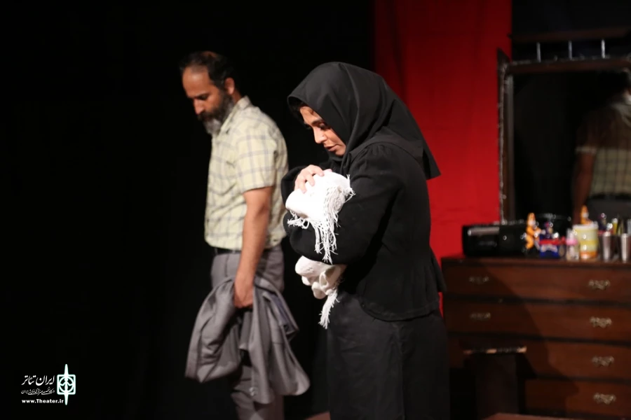 نمایش " بی همه چیز "/کارگردان : محمد کدخدازاده/بیست و دومین جشنواره استانی تئاتر قم / آذر 1400 / خانه نمایش ماه