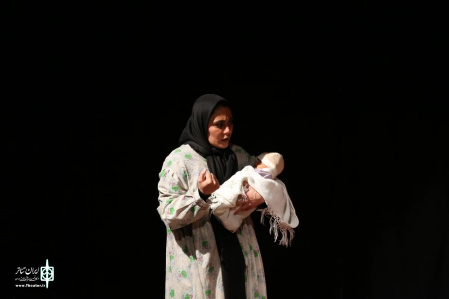 نمایش " بی همه چیز "/کارگردان : محمد کدخدازاده/بیست و دومین جشنواره استانی تئاتر قم / آذر 1400 / خانه نمایش ماه