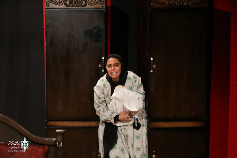 نمایش " بی همه چیز "/کارگردان : محمد کدخدازاده/بیست و دومین جشنواره استانی تئاتر قم / آذر 1400 / خانه نمایش ماه