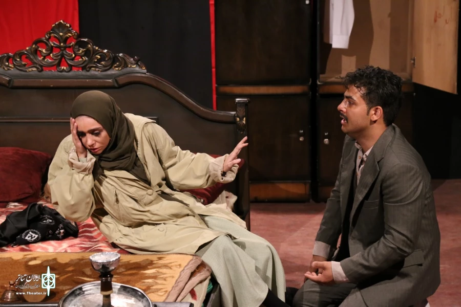 نمایش " بی همه چیز "/کارگردان : محمد کدخدازاده/بیست و دومین جشنواره استانی تئاتر قم / آذر 1400 / خانه نمایش ماه