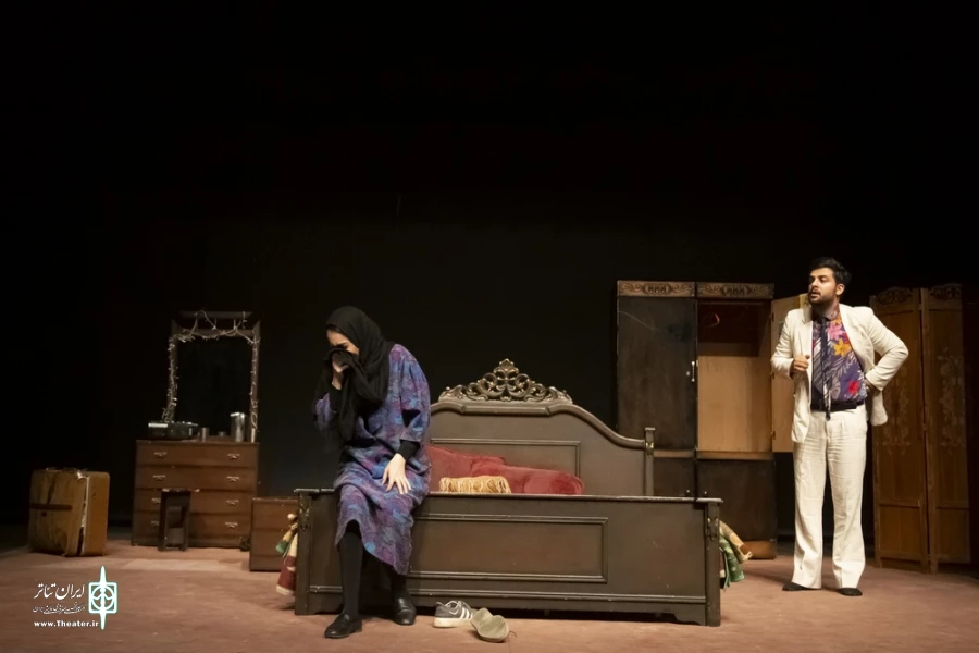 اجرای عمومی نمایش " بی همه چیز " / کارگردان : محمد کدخدازاده / 22 دی الی 9 بهمن 1400 / تالار فرهنگ و هنر شهر قم