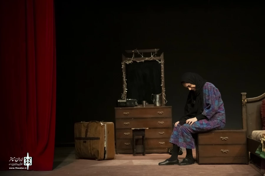 اجرای عمومی نمایش " بی همه چیز " / کارگردان : محمد کدخدازاده / 22 دی الی 9 بهمن 1400 / تالار فرهنگ و هنر شهر قم