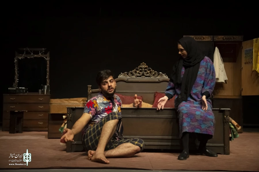نمایش " بی همه چیز " در تالار فرهنگ و هنر شهر قم به روی صحنه رفت 4