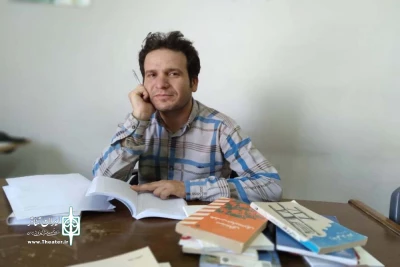 محمود مرادی جهان نویسنده نمایشنامه خیابانی «سه جلد» :

خود شهدا لیاقت نوشتن نمایشنامه از زندگی‌شان را به ما می‌دهد