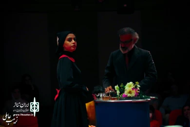 نمایش " فنجان در طوفان چای" / کارگردان : مرتضی مرتضوی راد / اجرای عمومی / تیرماه 1401/سالن چهارسوی تالار فرهنگ و هنر شهر قم