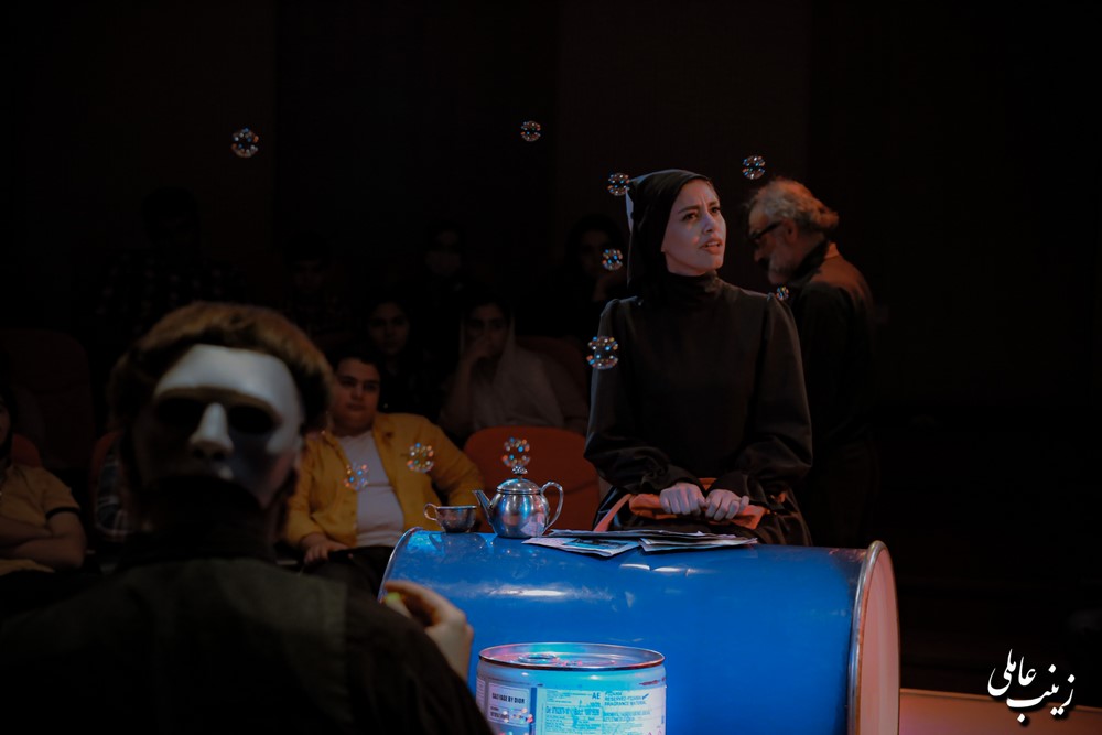 نمایش  فنجان در طوفان چای  کارگردان : مرتضی مرتضوی راد  اجرای عمومی  تیرماه 1401سالن چهارسوی تالار فرهنگ و هنر شهر قم