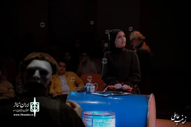 نمایش " فنجان در طوفان چای" / کارگردان : مرتضی مرتضوی راد / اجرای عمومی / تیرماه 1401/سالن چهارسوی تالار فرهنگ و هنر شهر قم